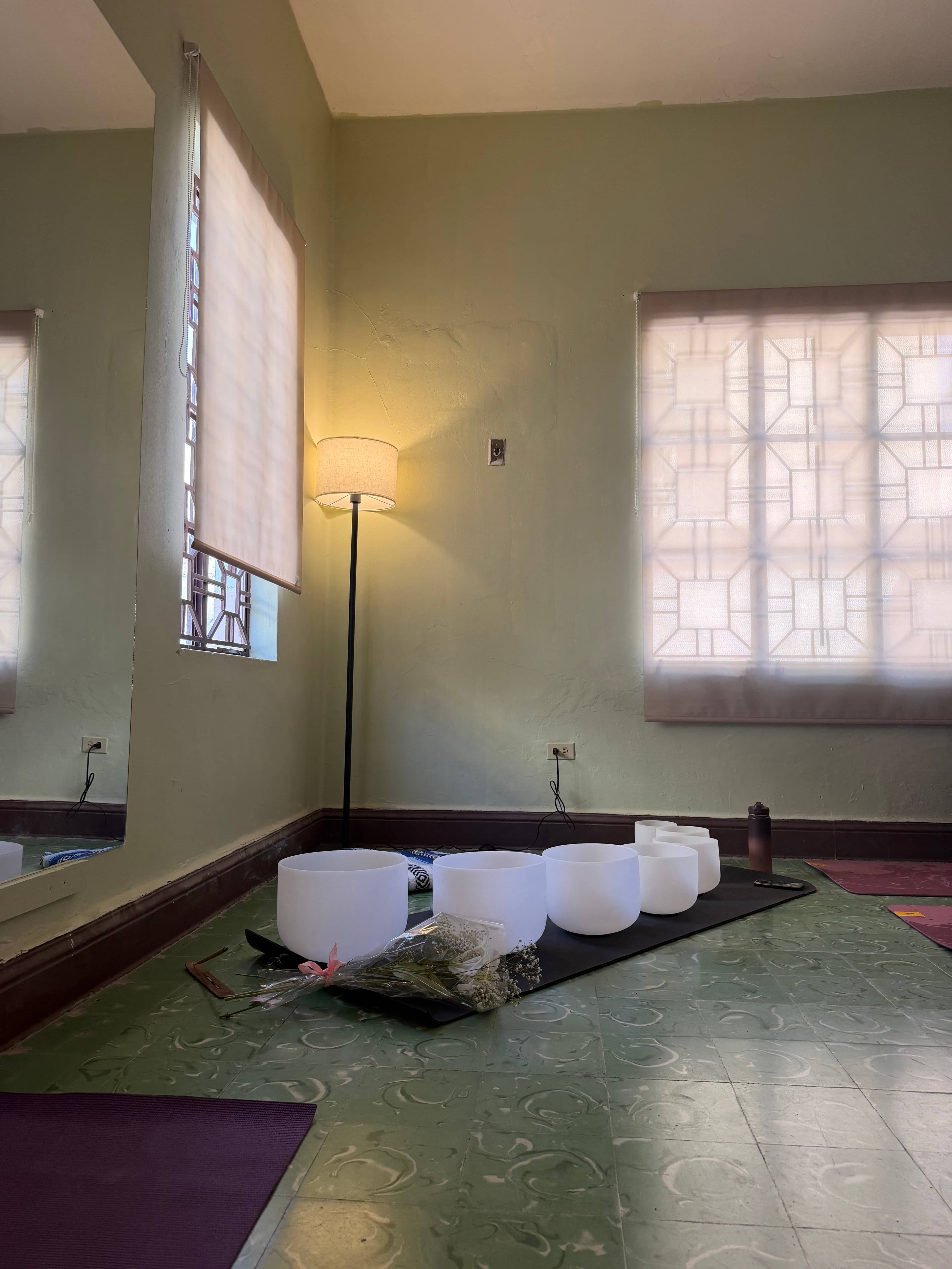 Espacio de práctica con cuencos de cuarzo